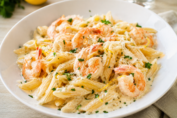Penne aux crevettes, sauce crémeuse à l'ail et citron